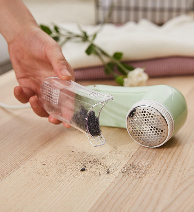 Rechargeable electric lint remover